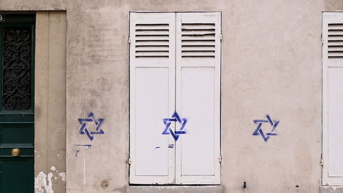 La France enquête pour savoir si la Russie est derrière les étoiles juives dans les foyers parisiens